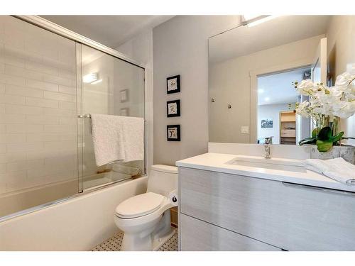 824 Durham Avenue Sw, Calgary, AB - Indoor Photo Showing Bathroom
