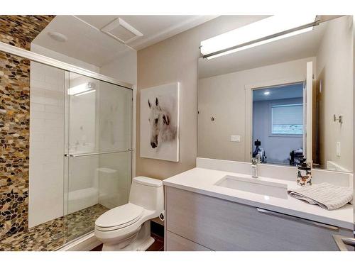 824 Durham Avenue Sw, Calgary, AB - Indoor Photo Showing Bathroom