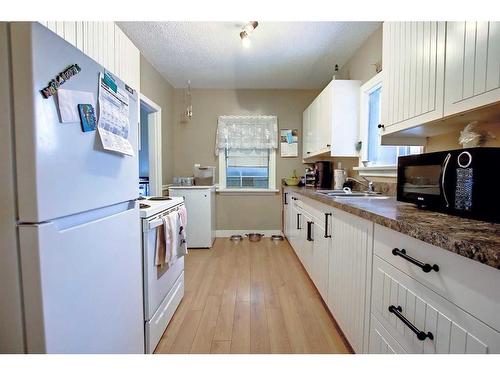 426 22 Avenue Ne, Calgary, AB - Indoor Photo Showing Kitchen With Double Sink