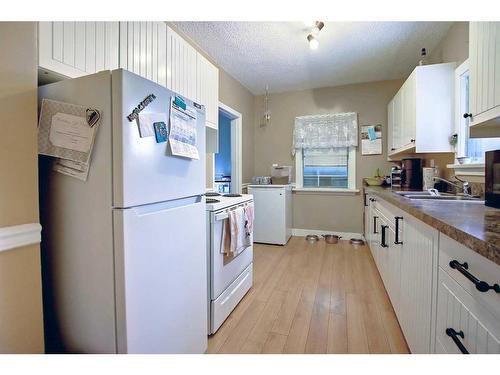426 22 Avenue Ne, Calgary, AB - Indoor Photo Showing Kitchen With Double Sink