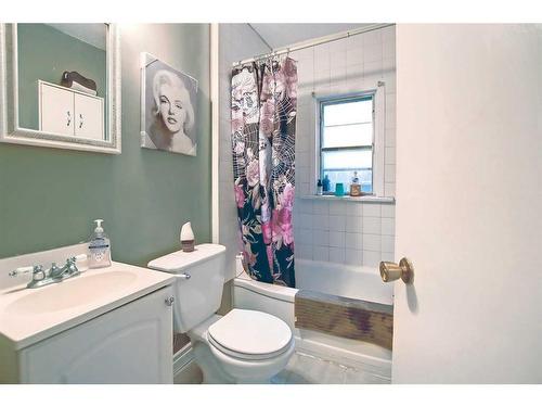 426 22 Avenue Ne, Calgary, AB - Indoor Photo Showing Bathroom