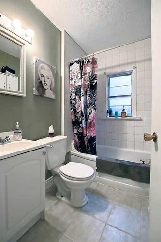 426 22 Avenue Ne, Calgary, AB - Indoor Photo Showing Bathroom