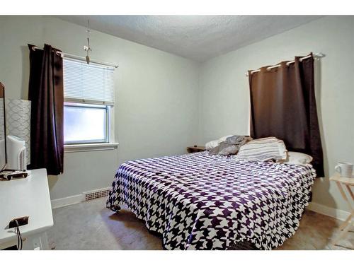 426 22 Avenue Ne, Calgary, AB - Indoor Photo Showing Bedroom