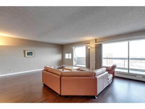 2906-221 6 Avenue Se, Calgary, AB - Indoor Photo Showing Living Room