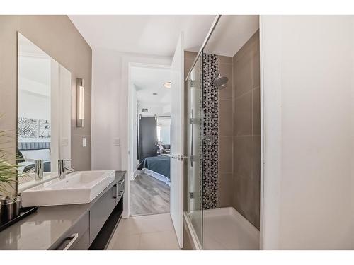 1705-550 Riverfront Avenue Se, Calgary, AB - Indoor Photo Showing Bathroom