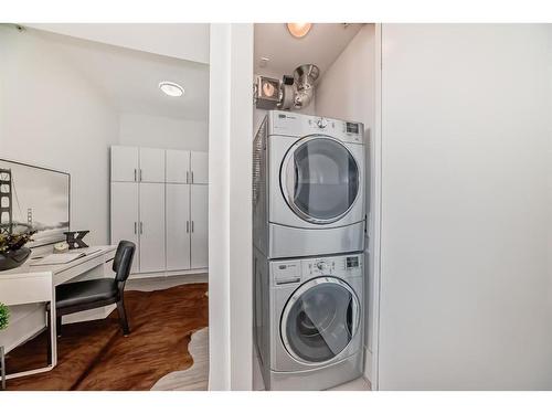 1705-550 Riverfront Avenue Se, Calgary, AB - Indoor Photo Showing Laundry Room