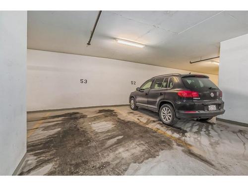 1705-550 Riverfront Avenue Se, Calgary, AB - Indoor Photo Showing Garage