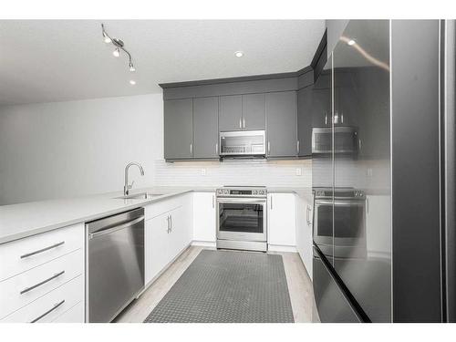 25 Cityline Gate Ne, Calgary, AB - Indoor Photo Showing Kitchen With Upgraded Kitchen