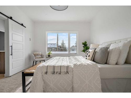 2537 4 Avenue Nw, Calgary, AB - Indoor Photo Showing Bedroom