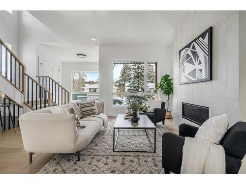 2537 4 Avenue Nw, Calgary, AB - Indoor Photo Showing Living Room