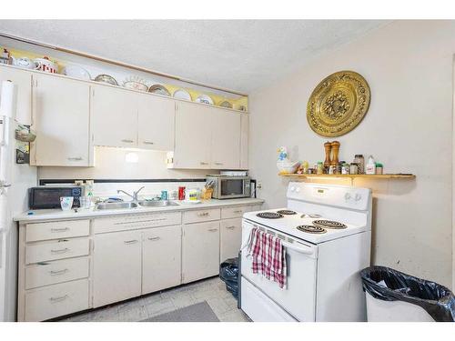 4912 47 Avenue, Innisfail, AB - Indoor Photo Showing Kitchen With Double Sink