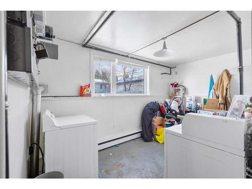 4912 47 Avenue, Innisfail, AB - Indoor Photo Showing Laundry Room