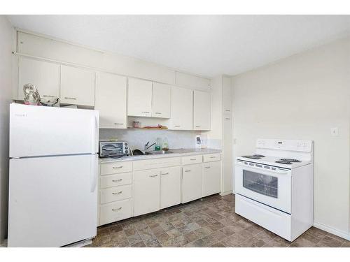 4912 47 Avenue, Innisfail, AB - Indoor Photo Showing Kitchen