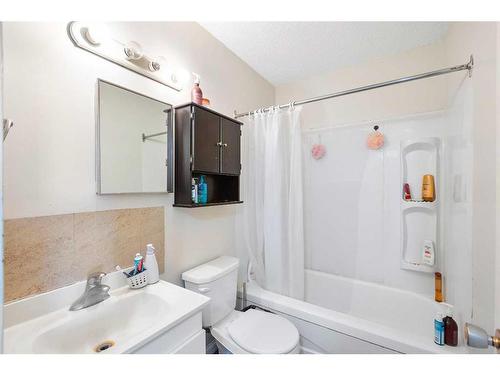 4912 47 Avenue, Innisfail, AB - Indoor Photo Showing Bathroom