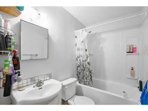4912 47 Avenue, Innisfail, AB - Indoor Photo Showing Bathroom