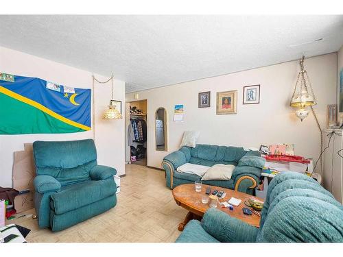 4912 47 Avenue, Innisfail, AB - Indoor Photo Showing Living Room