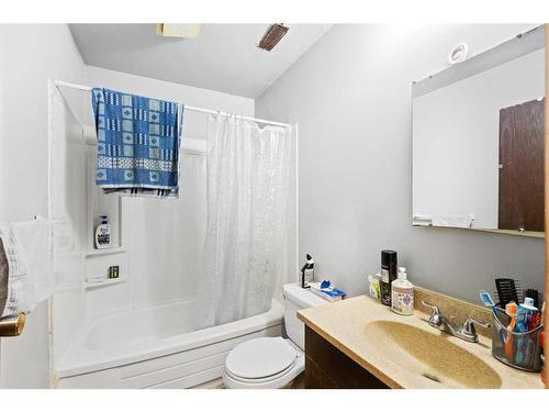 4628 46 Avenue, Innisfail, AB - Indoor Photo Showing Bathroom