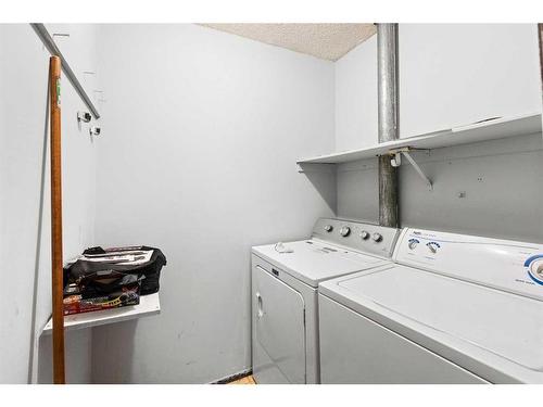 4628 46 Avenue, Innisfail, AB - Indoor Photo Showing Laundry Room