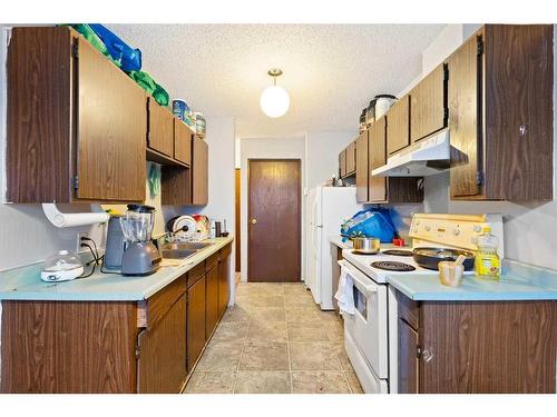 4628 46 Avenue, Innisfail, AB - Indoor Photo Showing Kitchen