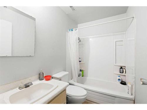 4628 46 Avenue, Innisfail, AB - Indoor Photo Showing Bathroom