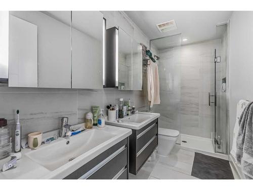 906-930 16 Avenue Sw, Calgary, AB - Indoor Photo Showing Bathroom