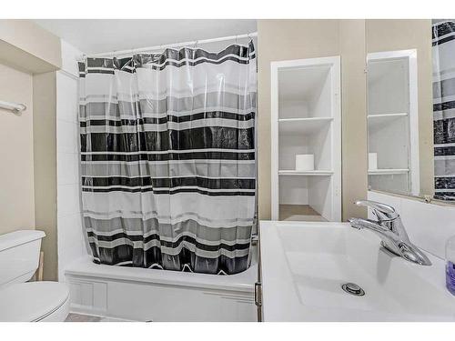 2117 17A Street Sw, Calgary, AB - Indoor Photo Showing Bathroom