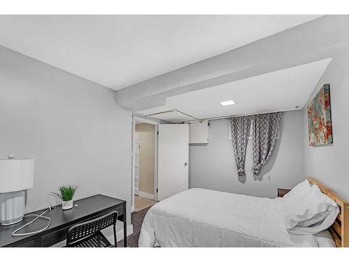 2117 17A Street Sw, Calgary, AB - Indoor Photo Showing Bedroom