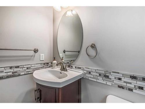 29 Saddlecrest Green Ne, Calgary, AB - Indoor Photo Showing Bathroom