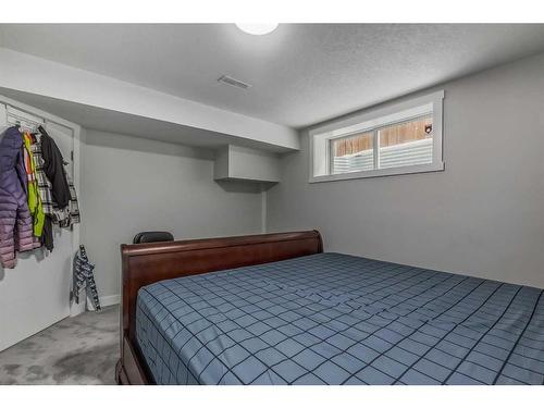29 Saddlecrest Green Ne, Calgary, AB - Indoor Photo Showing Bedroom