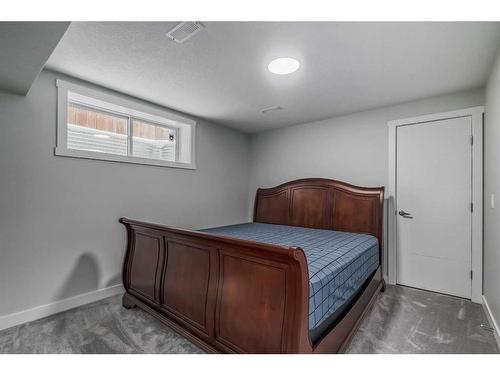 29 Saddlecrest Green Ne, Calgary, AB - Indoor Photo Showing Bedroom