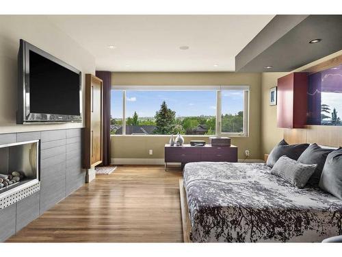 2124 9 Avenue Nw, Calgary, AB - Indoor Photo Showing Bedroom