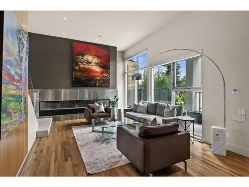 2124 9 Avenue Nw, Calgary, AB - Indoor Photo Showing Living Room