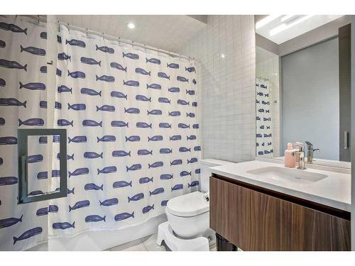 430 11 Street Nw, Calgary, AB - Indoor Photo Showing Bathroom