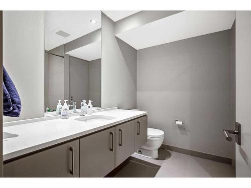 430 11 Street Nw, Calgary, AB - Indoor Photo Showing Bathroom