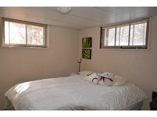 1104 Sifton Boulevard Sw, Calgary, AB - Indoor Photo Showing Bedroom