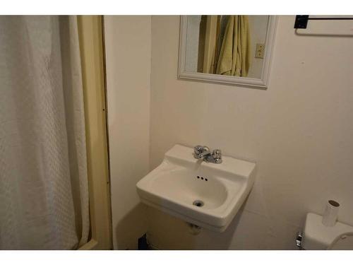 1104 Sifton Boulevard Sw, Calgary, AB - Indoor Photo Showing Bathroom
