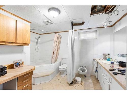 9110 34 Avenue Se, Calgary, AB - Indoor Photo Showing Bathroom