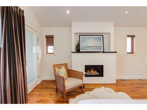 524 23 Avenue Sw, Calgary, AB - Indoor Photo Showing Living Room With Fireplace