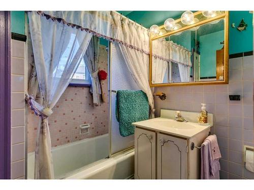 2708 1 Avenue Nw, Calgary, AB - Indoor Photo Showing Bathroom