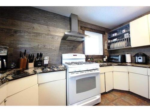 10-2168 Hwy 587, Rural Red Deer County, AB - Indoor Photo Showing Kitchen