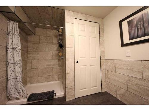 10-2168 Hwy 587, Rural Red Deer County, AB - Indoor Photo Showing Bathroom