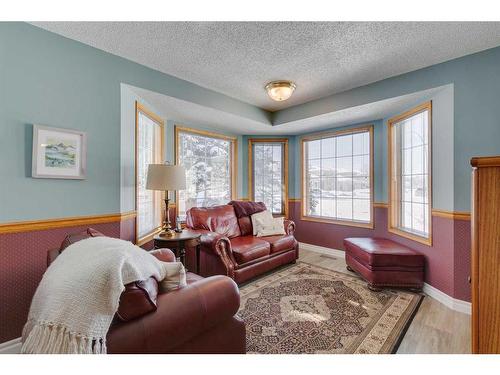 99 Hampshire Close Nw, Calgary, AB - Indoor Photo Showing Living Room