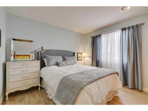 99 Hampshire Close Nw, Calgary, AB - Indoor Photo Showing Bedroom
