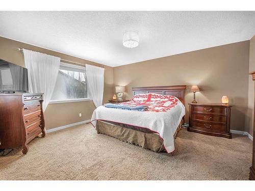 8 Sunset View, Cochrane, AB - Indoor Photo Showing Bedroom