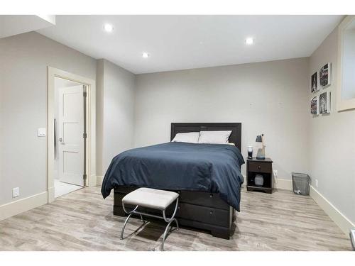 7 Wexford Crescent Sw, Calgary, AB - Indoor Photo Showing Bedroom