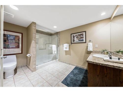 435 27 Avenue Ne, Calgary, AB - Indoor Photo Showing Bathroom
