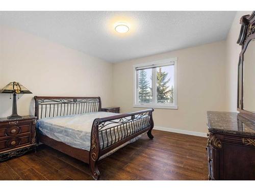 32 Lynx Ridge Boulevard Nw, Calgary, AB - Indoor Photo Showing Bedroom