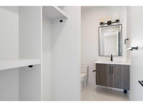 4204 7 Avenue Sw, Calgary, AB - Indoor Photo Showing Bathroom