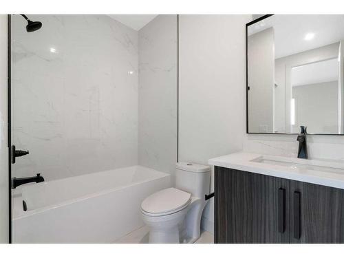 4204 7 Avenue Sw, Calgary, AB - Indoor Photo Showing Bathroom