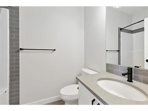 124 Les Jardins Park Se, Calgary, AB - Indoor Photo Showing Bathroom